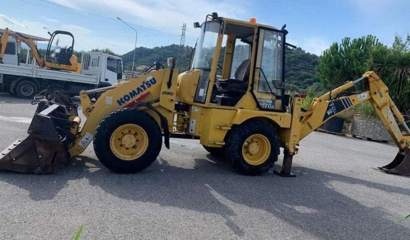 1-22-825x483-1-4 Tractopelle KOMATSU WB70A 2005 – Image 1