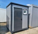 Conteneur sanitaire (WC et douche) avec chauffe-eau et fenêtre basculante