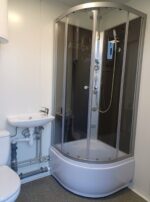 Conteneur sanitaire (WC et douche) avec chauffe-eau et fenêtre basculante – Image 2
