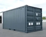 Conteneur de 15 pieds équipé d'une installation électrique, de grilles d'aération et d'une serrure à clé