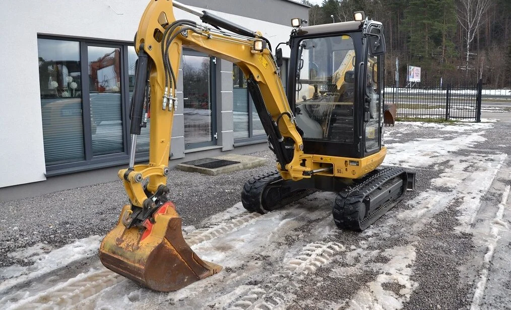 vat9-4 CATERPILLAR 302.7 DCR + 3 GODETS – Mini Pelle 2,67T – Image 1